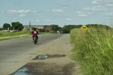 Faltan carteles y, los que hay, están tapados por yuyos