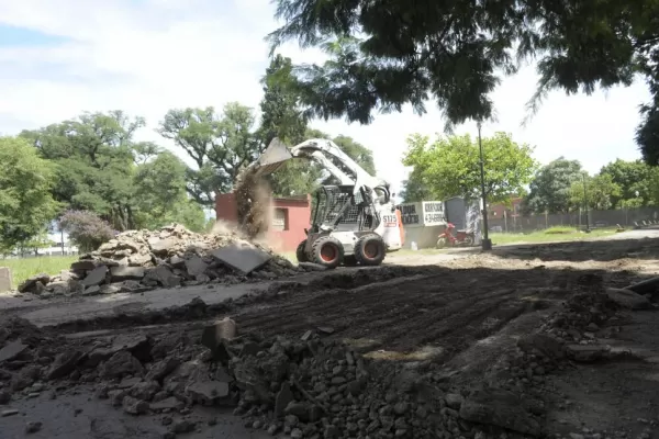 Los vecinos temen que la revalorización de la plaza se destruya por la feria