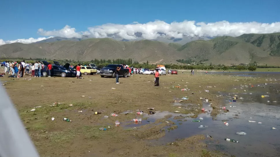 AMANECER AGITADO. Los jóvenes se reúnen en la playa de El Mollar para consumir alcohol y escuchar música a todo volumen. (Foto Facebook Sebastián Herrera)