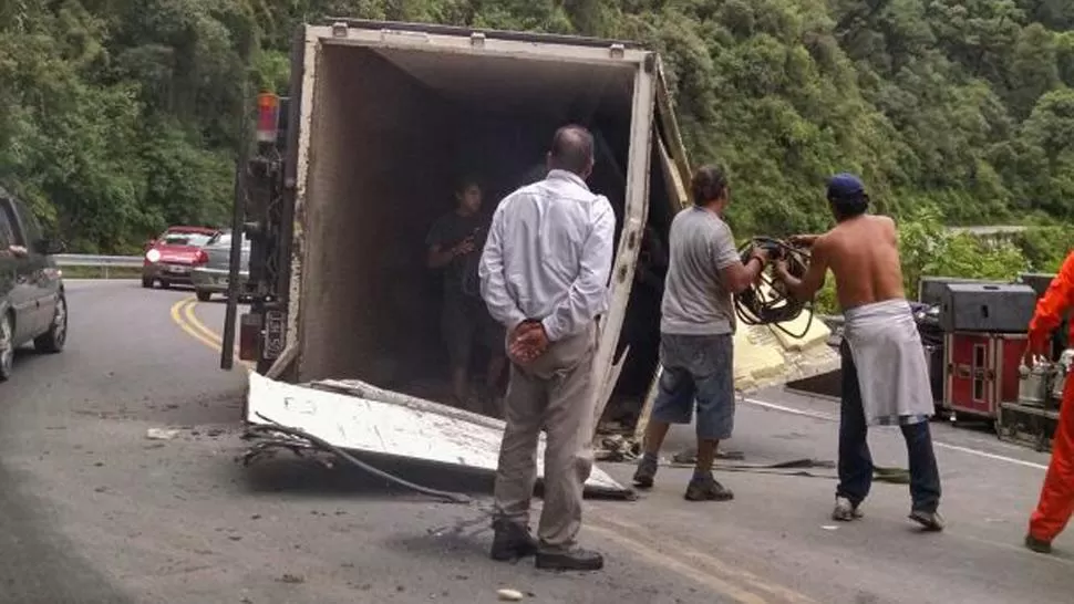 SIN TRÁNSITO. El vuelco de un camión obligó a cortar el tránsito en la 307; el conductor está fuera de peligro. whatsaap la gaceta