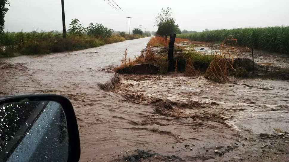 FUERZA NATURAL. El agua cubrió las calles de Juan Bautista Alberdi. FOTO ENVIADA POR UN LECTOR A TRAVÉS DE WHATSAPP