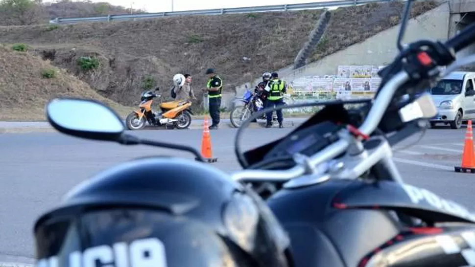 REFUERZO. Se duplicó la cantidad de policías destinados a controlar a los vehículos y conductores. FOTO DE JUJUYALMOMENTO.COM