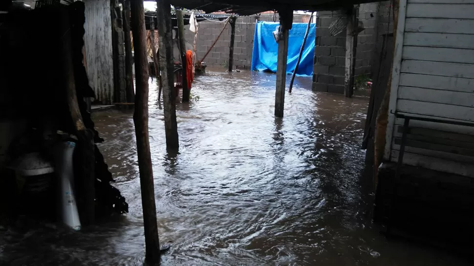 COMPLICACIONES. Las fotos enviadas al WhatsApp de LA GACETA muestran agua viviendas y un gran caudal en ríos y canales. 