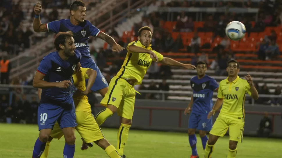 MOMENTO JUSTO. Milton Caraglio cabecea sobre el arco xeneize y anota el gol del empate. Boca y Vélez igualan 1-1 en mar del Plata. DYN