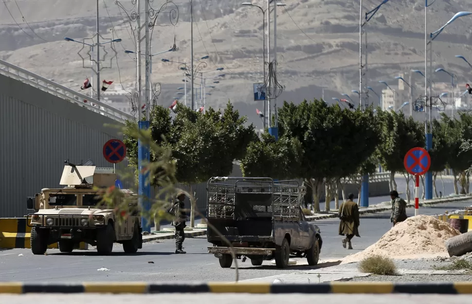 EN CAMINO. Tropas rebeldes bloquean el paso y se encaminan hacia el palacio presidencial, en Saná. REUTERS