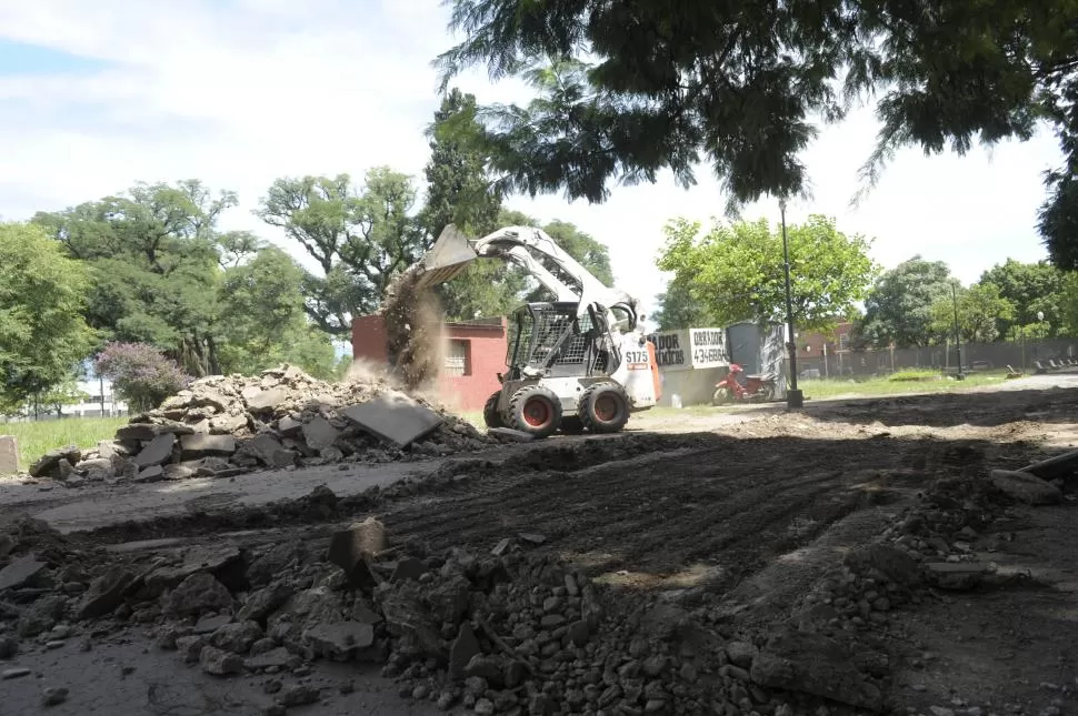 REFACCIONES. La excavadora ya levantó gran parte de la caminería de la plaza 1° de Mayo, que se encuentra en el corazón del barrio Villa Luján, para comenzar a levantar el nuevo trazado que tendrá el paseo.  la gaceta / fotos de franco vera