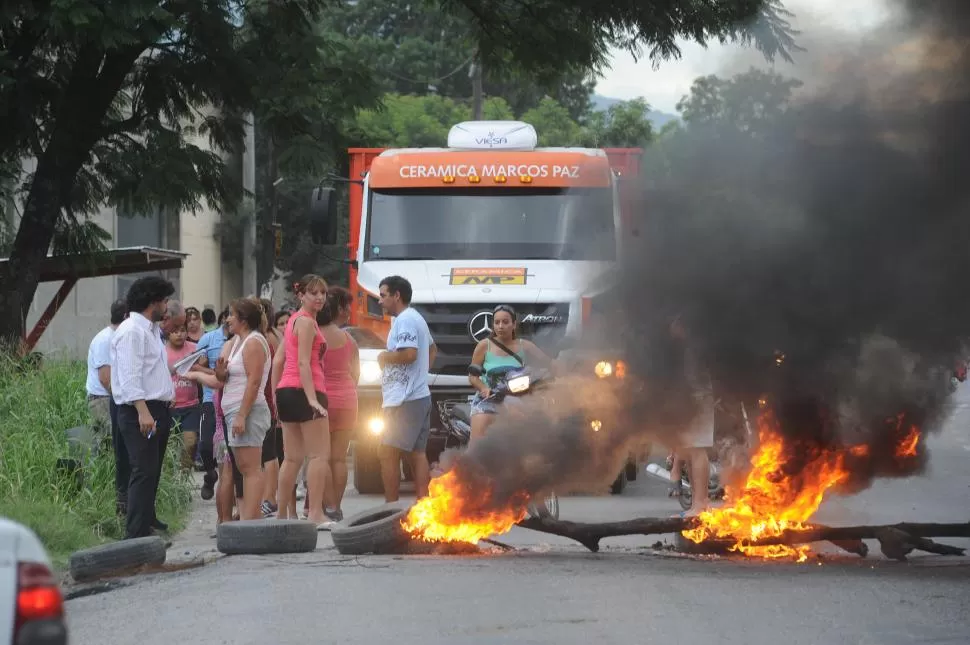 CORTE. Vecinos de Villa Carmela protestaron pidiendo mayor seguridad. la gaceta / fotos de héctor peralta