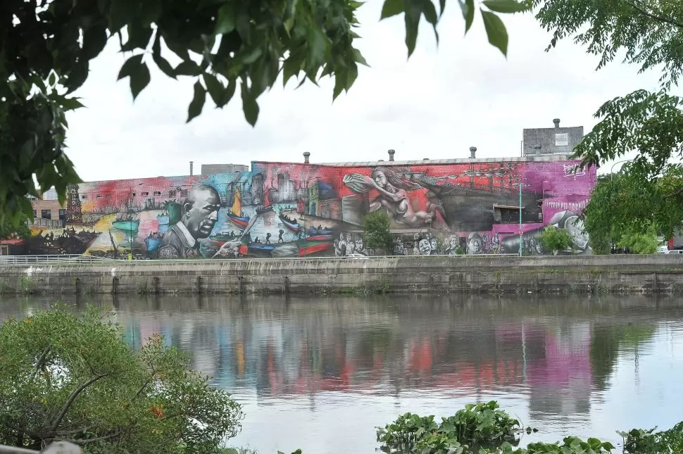 DOMINANTE. El mural ocupa varios metros sobre la calle Lavadero, y hubo vecinos del barrio que pidieron que se ampliara en el frente de su casas. fotos de telam