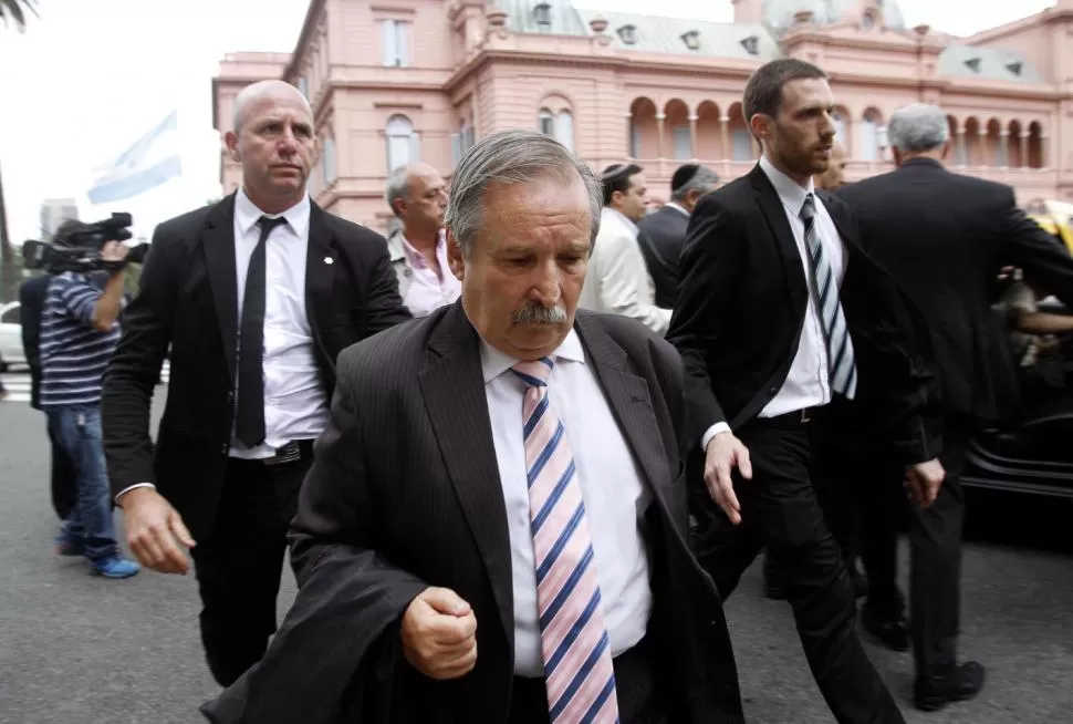 EN LA CASA ROSADA. Los representantes nacionales de la DAIA y de la AMIA fueron recibidos pasadas las 18 por el secretario general de la Presidencia. dyn 