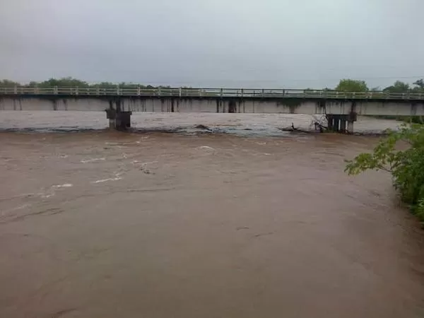 PELIGRO CERCA DE CONCEPCIÓN. Las aguas del río Los Sosa estuvieron muy cerca de alcanzar la altura del puente que cruza sobre la ruta. foto Twitter de @CarlaJNA