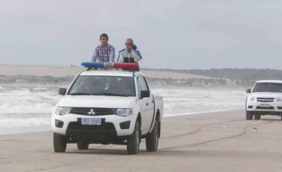 MOTORIZADAS. La jueza y la fiscala realizan una inspección de la costa. Foto E.González/ELPAIS.COM.UY