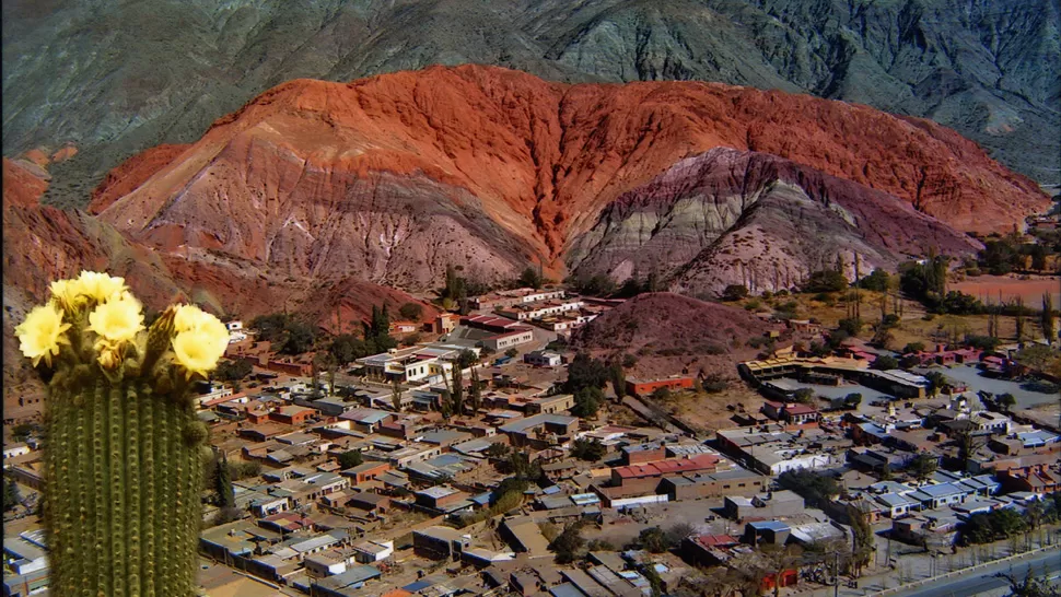 ESCENARIO MAGNIFICO. Los recitales gratuitos en Purmamarca convocan a turistas y locales. FOTO ARCHIVO