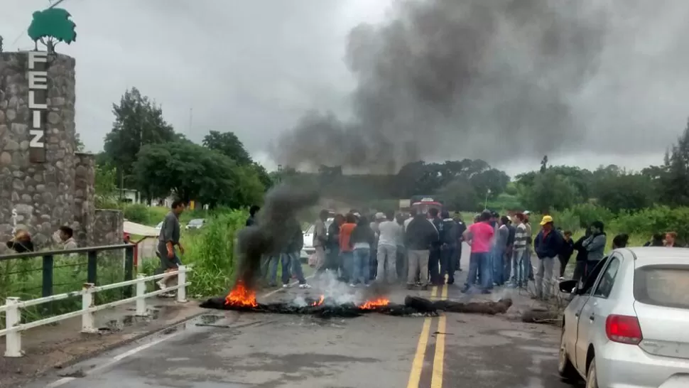 PASO BLOQUEADO. Los vecinos quemaron troncos sobre la ruta. FOTO ENVIADA A TRAVÉS DE WHATAPP