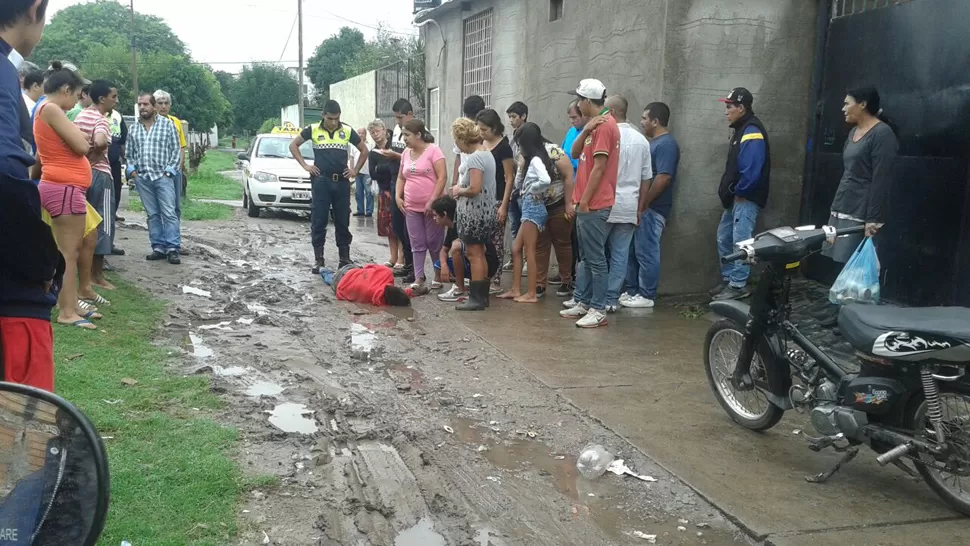 EN EL BARRO. El joven se desplomó sobre el barro después de ser baleado. FOTO ENVIADA A TRAVÉS DE WHATSAPP