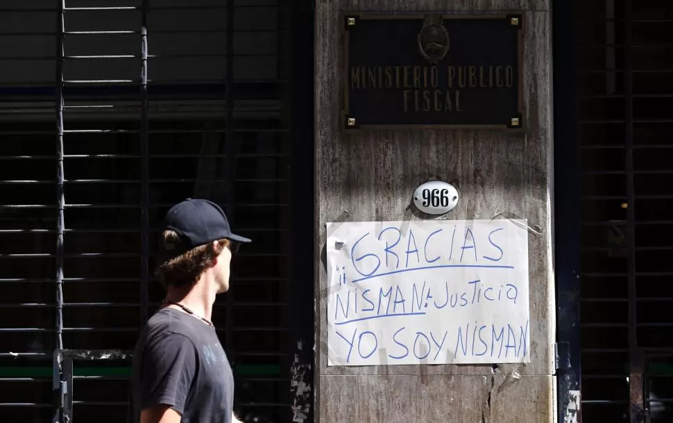 LEGADO. En la puerta de acceso al Ministerio Público Fiscal se colocaron de manera espontánea carteles de apoyo a la tarea que realizó el fallecido fiscal.  reuters 