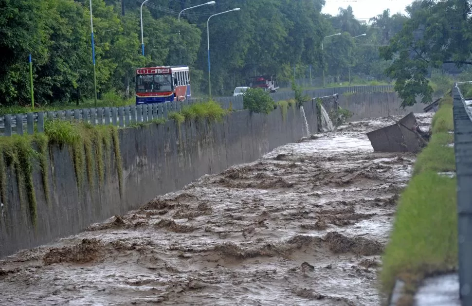 CANAL SUR. Es uno de los más caudalosos, sin embargo el estado de sus paredes y barandas es muy malo. A fines de abril comenzarán las obras de reparación en dos tramos, desde avenida Belgrano hasta avenida Roca.  la gaceta / foto de franco vera