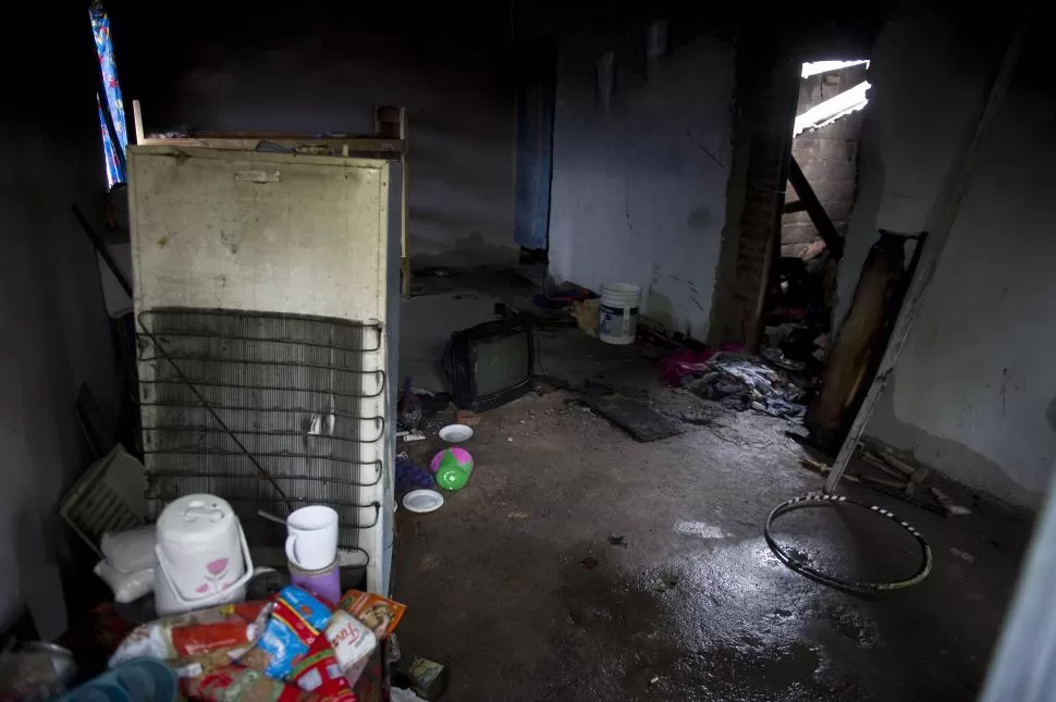 EN RUINAS. La propiedad de la denunciante fue consumida por las llamas. la gaceta / FOTO DE JORGE OLMOS SGROSSO