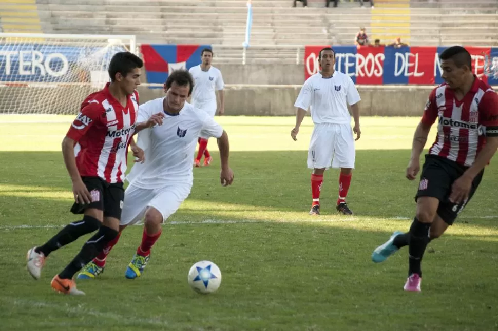 FUNDAMENTAL. Rodrigo Carreras reconoce que será clave poder realizar una buena pretemporada para encarar el nuevo desafío futbolístico en los “Santos”. FOTO DEL DIARIO “EL ESQUIÚ” DE CATAMARCA (ARCHVO)