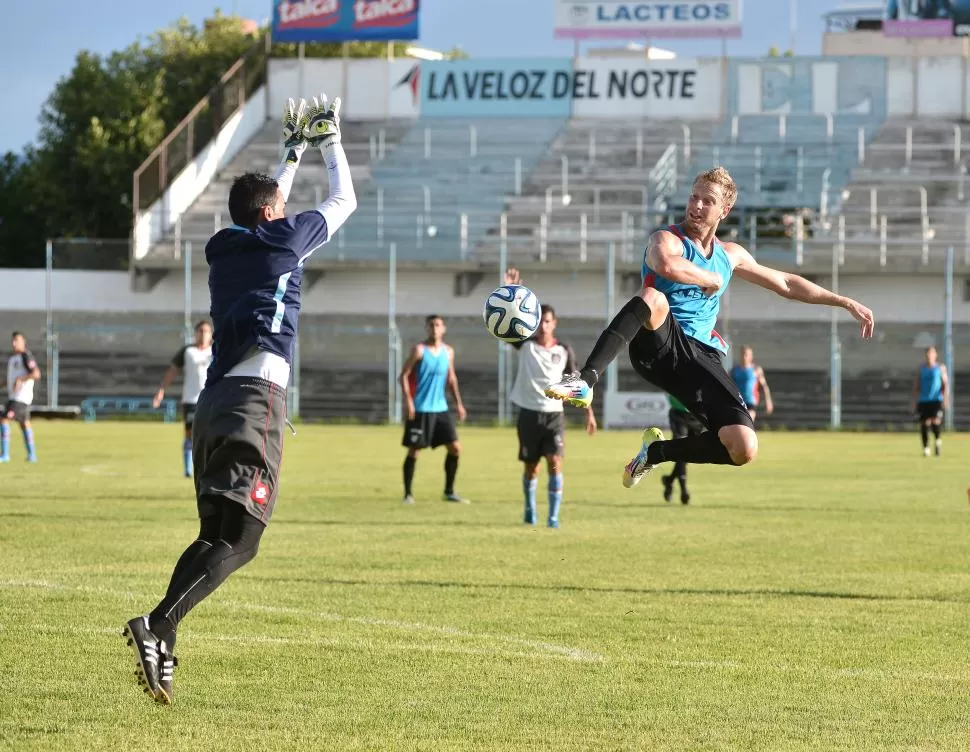 COMO UN NINJA. Menéndez hace una pirueta durante el partido con Arsenal. El delantero jugó bien, pero no pudo marcar. LA GACETA SALTA / FOTO DE CARLOS VERGARA