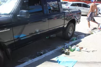 Los turistas se sorprenden por el abandono y el descontrol juvenil que hallan en El Mollar