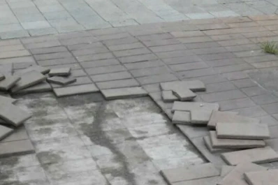 El colmo: quisieron robarle... ¡la vereda de su casa!