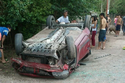 Chocó un poste, una casa, hirió a un menor y terminó con su auto dado vuelta