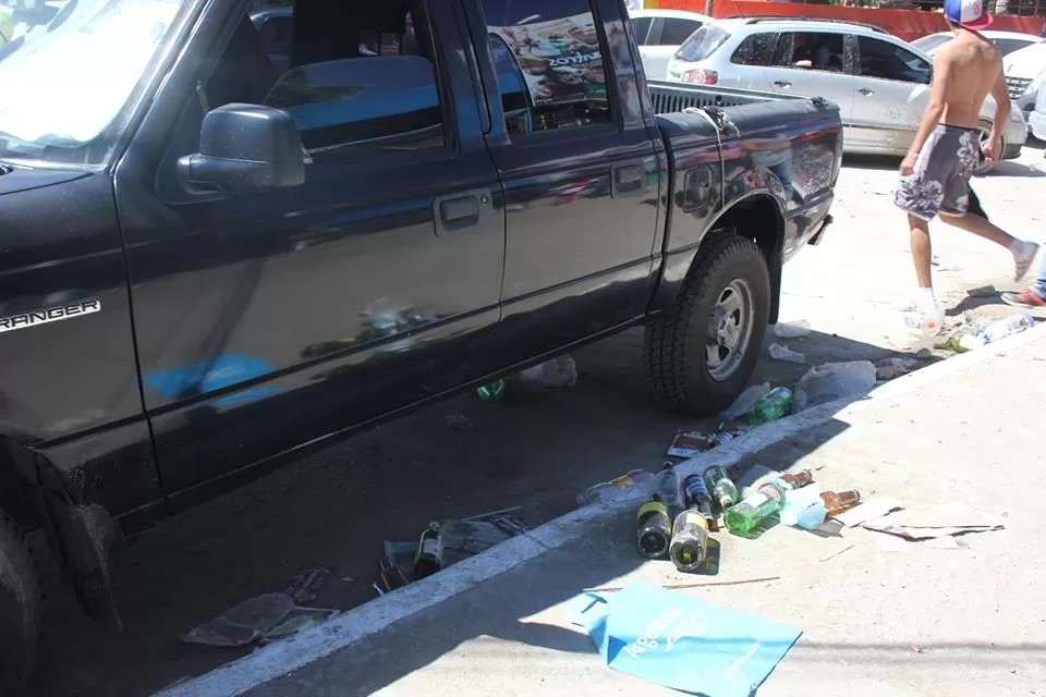 LO QUE QUEDA. Las botellas desperdigadas por toda la villa de El Mollar, según los veraneantes esta es una imagen que se ve los fines de semana. fotos gentileza mocho sánchez