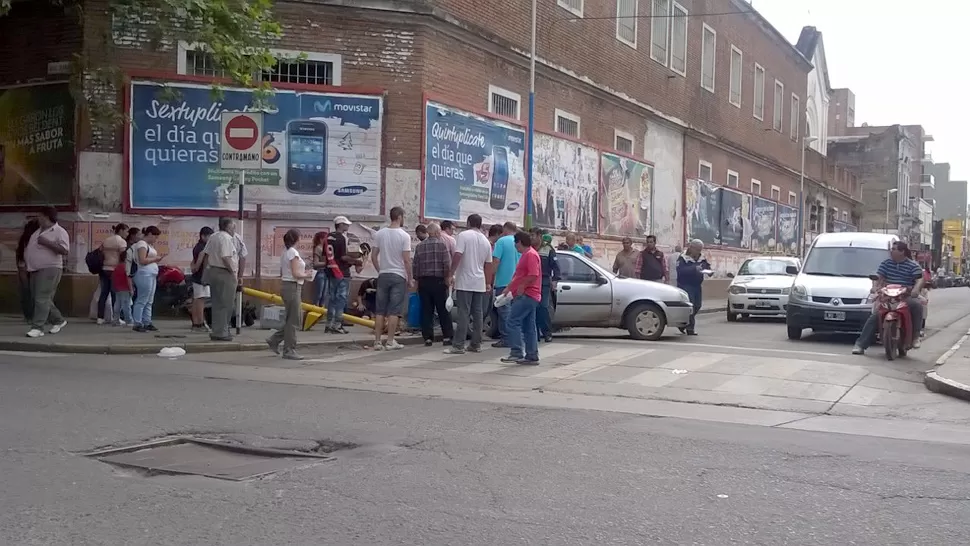 CONTRAMANO. El conductor del auto giró en sentido contrario. FOTO ENVIADA A TRAVÉS DE WHATSAPP