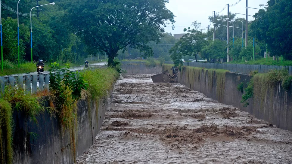 DESTRUIDO. Las estructuras laterales del canal sur están muy terioradas. la gaceta / foto de franco vera 