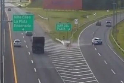 Iba a la costa por la autopista, maniobró y de milagro no provocó una tragedia