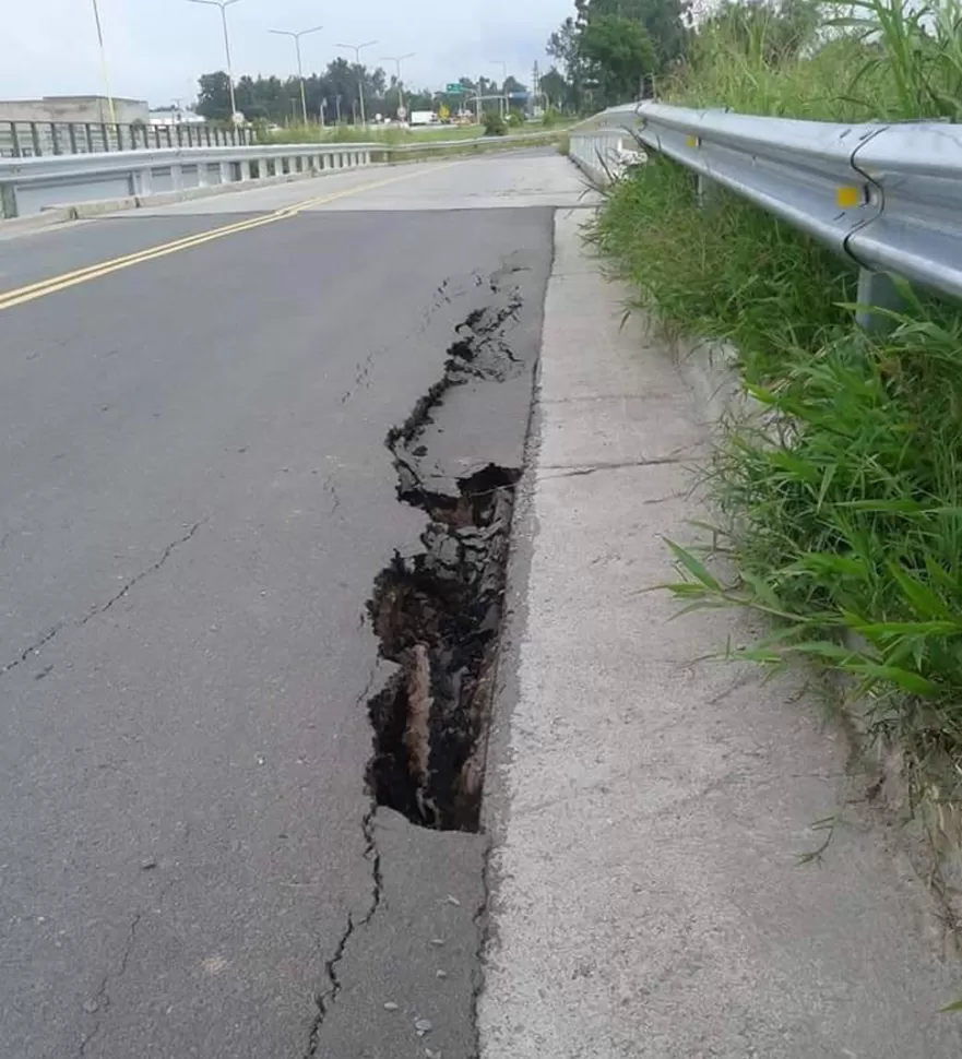 La moderna autopista a Tafí Viejo ya comenzó a resquebrajarse