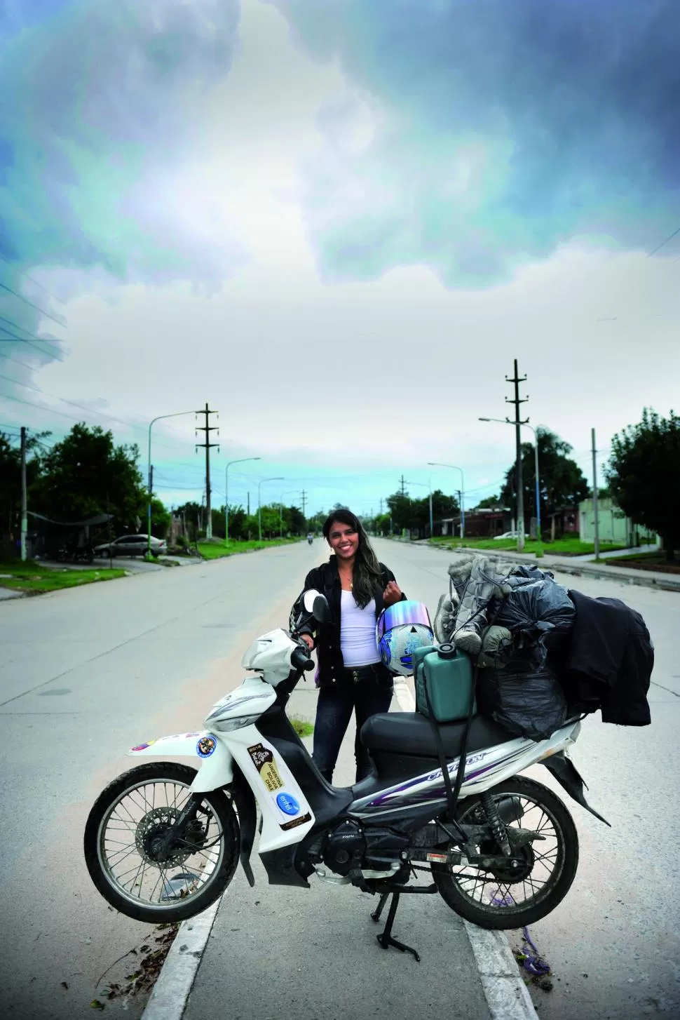 CON TODO EL EQUIPO. La joven colombiana lleva una carpa, algo de abrigo y un bidón extra de gasolina. la gaceta / foto de juan pablo sánchez noli