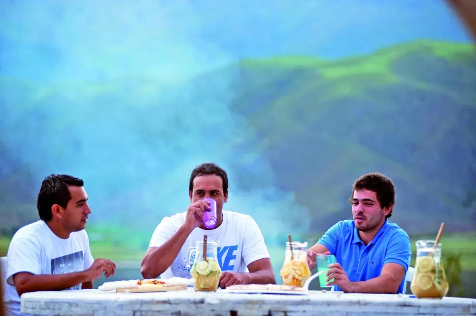 CUALQUIER HORA DEL DÍA ES UN BUEN MOMENTO. Desde la izquierda: Francisco Soria, “El Negro” Merletti y Diego Aguilar (h) saborean los platos en la terraza del complejo “Las Nubes”. la gaceta / foto de diego aráoz