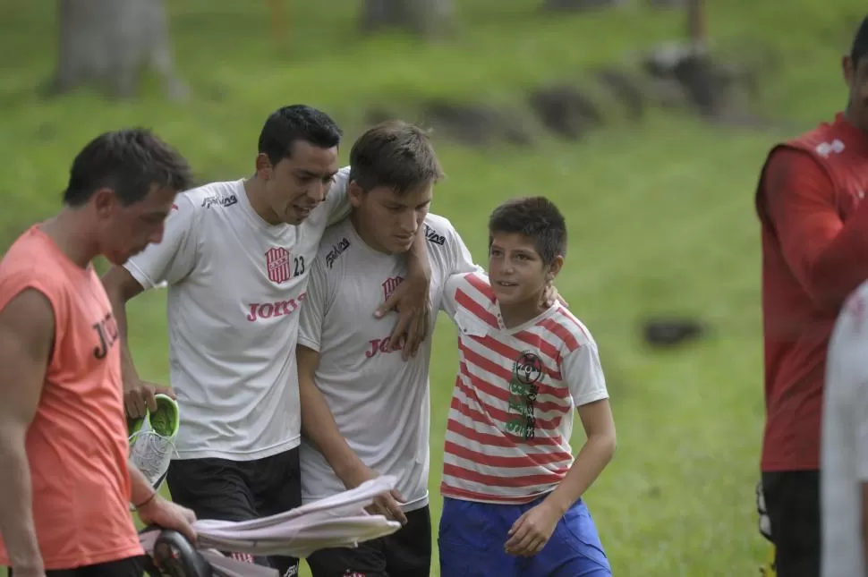 BIENVENIDA. Lucas Bossio y Rolando Serrano comparten con Albano Becica un momento de la práctica del “Santo”. la gaceta / foto de franco vera 