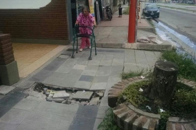 Agujero en la vereda de un geriátrico