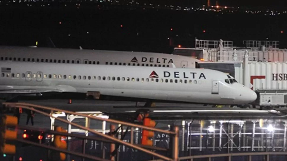 TEMOR. El FBI revisa los aviones ante la amenaza de bomba recibida. FOTO TOMADA DE THEGUARDIAN.COM