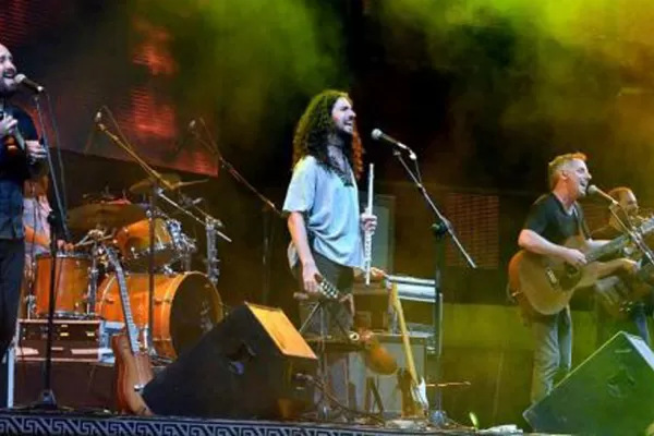 El folk rock de Arbolito hizo vibrar el cerro de los Siete Colores