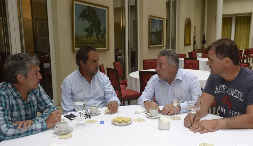 EN REUNIÓN. Scioli y Segura pretenden implementar la medida después de la Copa América. DYN