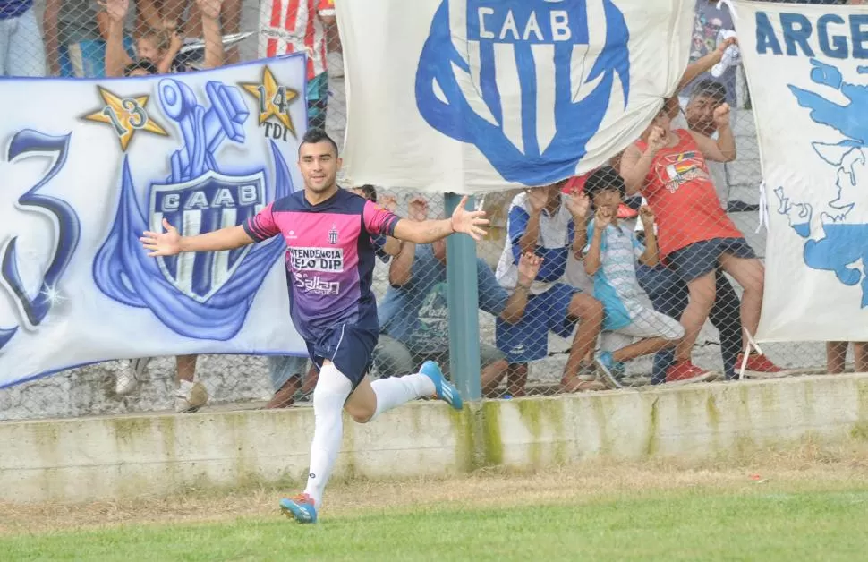 LETAL. Carlos López, el goleador de la tarde de Lules, inicia el festejo del primer gol de Almirante Brown sobre Güemes. LA GACETA / FOTOS DE HÉCTOR PERALTA