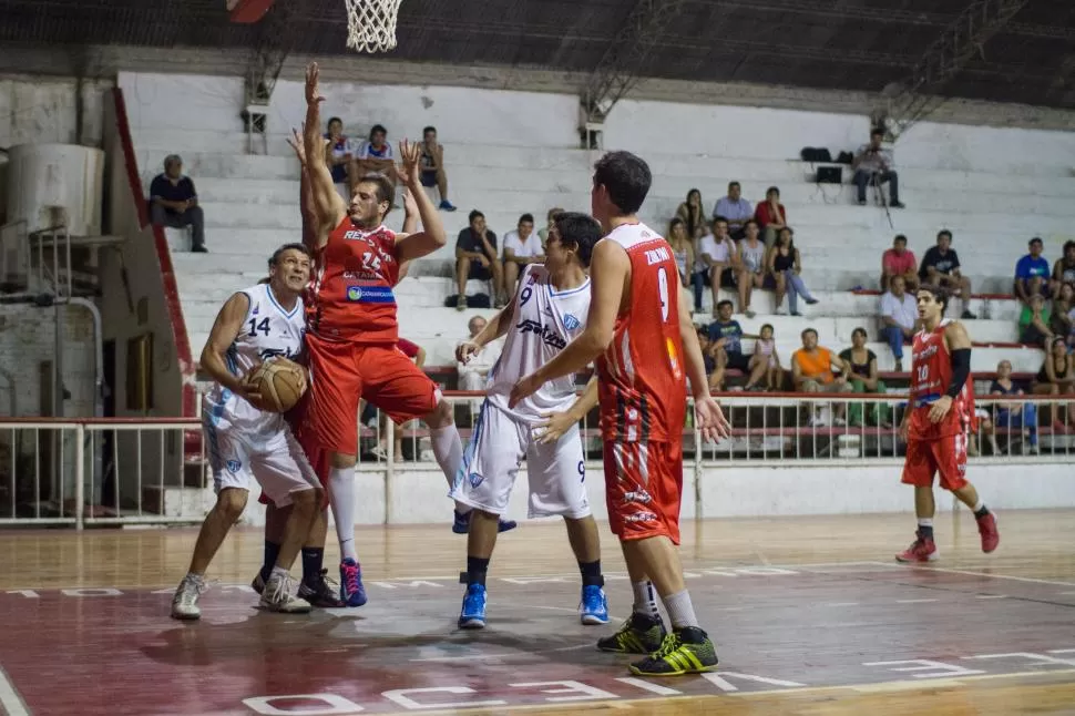 INTERMINABLE. Rubén Valdez, a los 43 años, sigue rindiendo en muy buen nivel. foto del diaro “esquiú” de catamarca