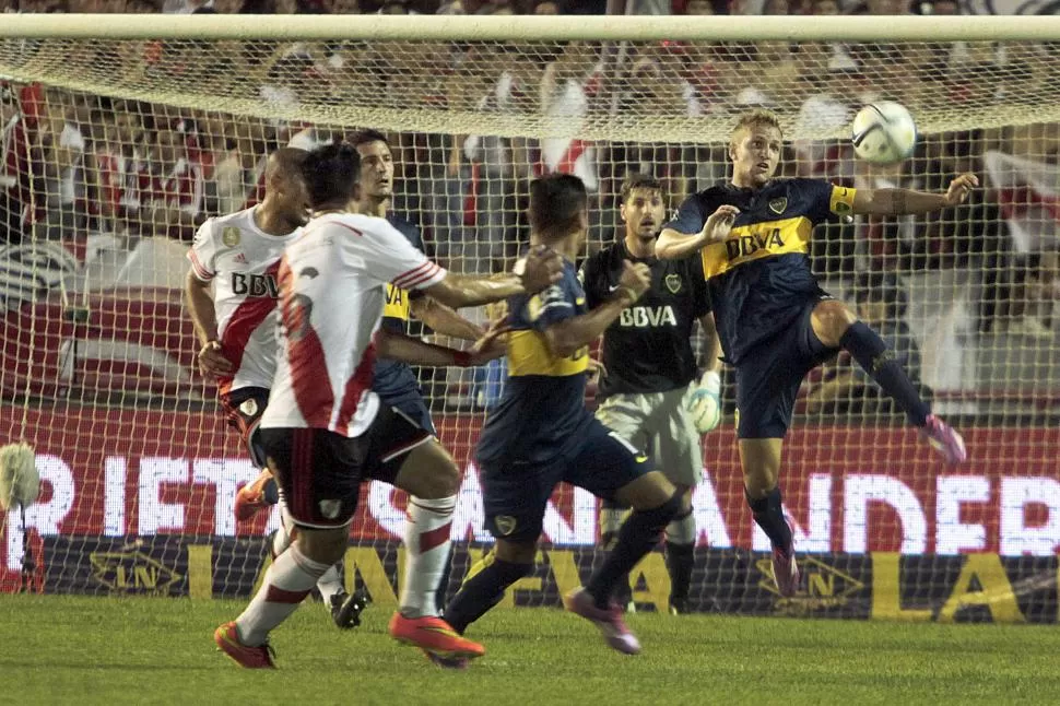 DESPEJE. Colazo, el capitán del “Xeneize”, despeja el balón. Boca ganó por la mínimo y cortó una racha de ocho partidos. télam