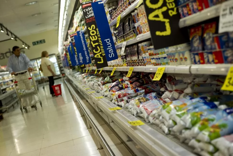 PRECIOS MÁS CONTROLADOS. Según una consultora privada, la presión inflacionaria se reduciría antes de las elecciones generales. la gaceta / foto de jorge olmos sgrosso (archivo)