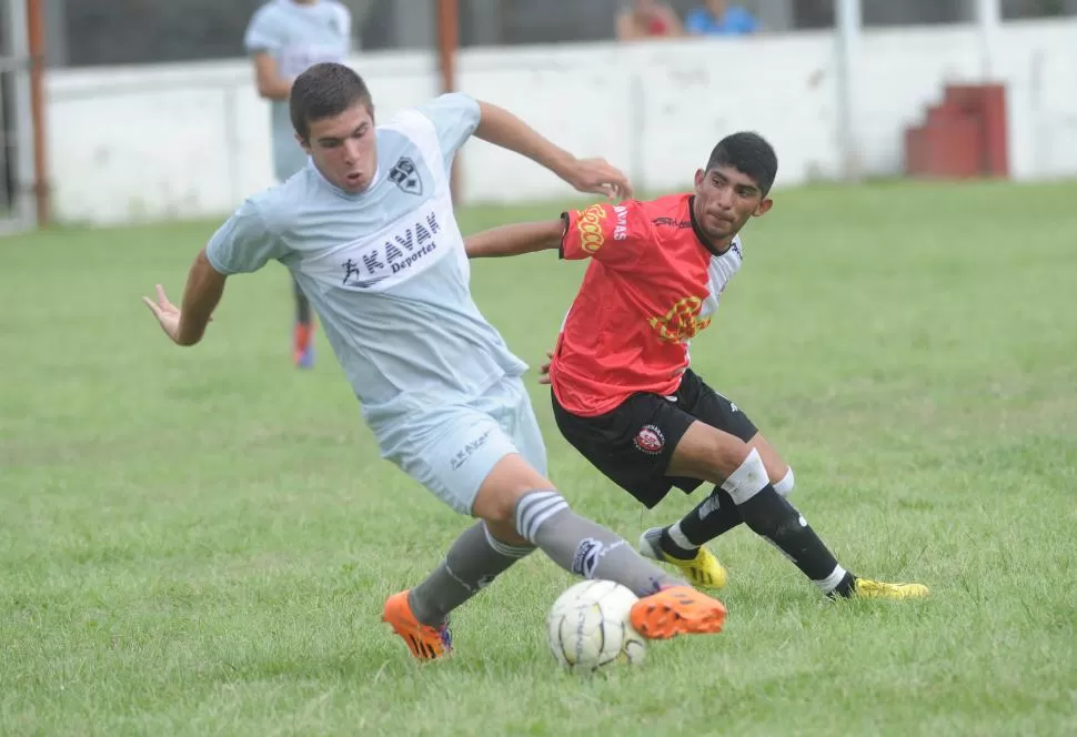 ESTA PELOTA ES MÍA. Parece decir Gustavo Castillo, de Central Norte, ante el asedio de Ismael Luján, de Sportivo. LA GACETA / FOTOs DE HÉCTOR PERALTA