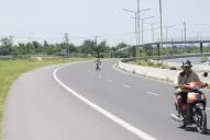 Para ahorrar unos minutos, los peatones cruzan por el medio de la autovía