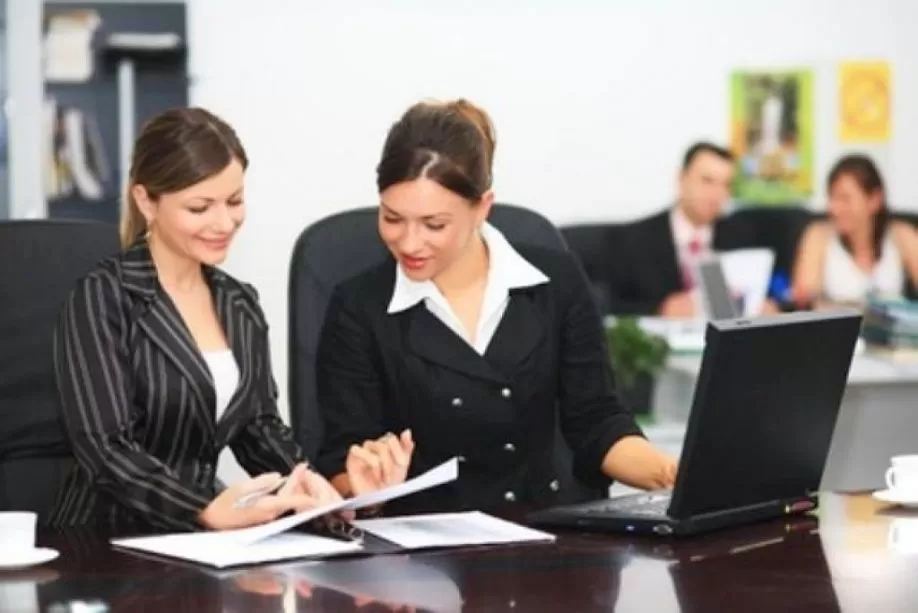 INFORME. Las mujeres reclaman igualdad de oportunidades en el trabajo. foto de managementjournal.net