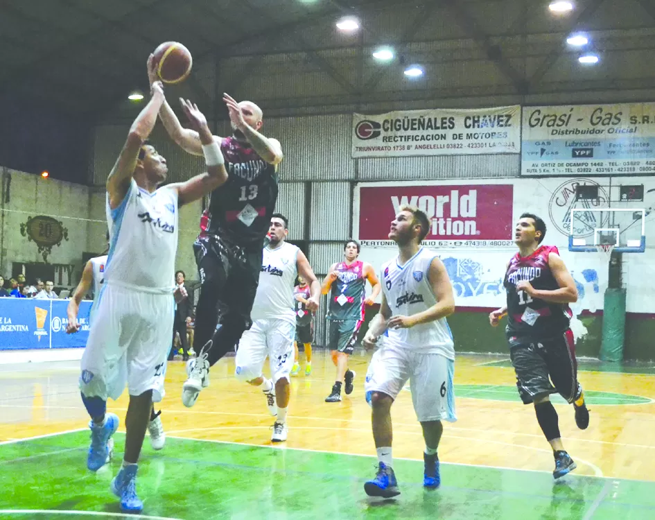 IMPARABLE. Facundo Mendyk fue una pesadilla para la defensa del “Beibi”. Marcos Moreno no tuvo una buena noche. foto de DIARIO “EL ARGENTINO” DE LA RIOJA (archivo)