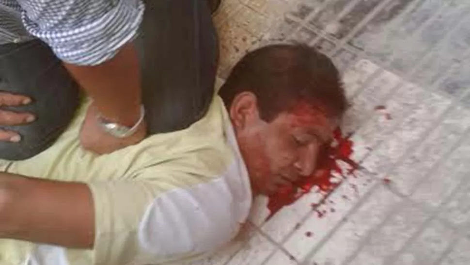 CONTRA EL PISO. El delincuente fue reducido hasta que llegaron los policías. LA GACETA EN WHATSAPP. 