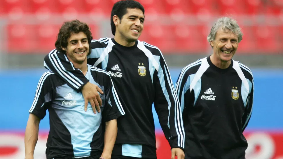 MÁGICOS. Aimar, Riquelme -en la cancha- y Pekerman -desde el banco- hicieron historia en el Mundial Sub-20 de Qatar 97.  foto de goal.com