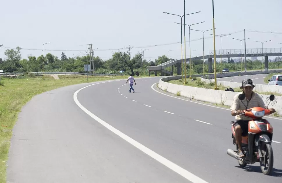 PASEO DE DOMINGO. Cinco niños y dos adultos -ninguno llevaba casco- de paseo en un motocarro por la transitada y veloz autovía.  