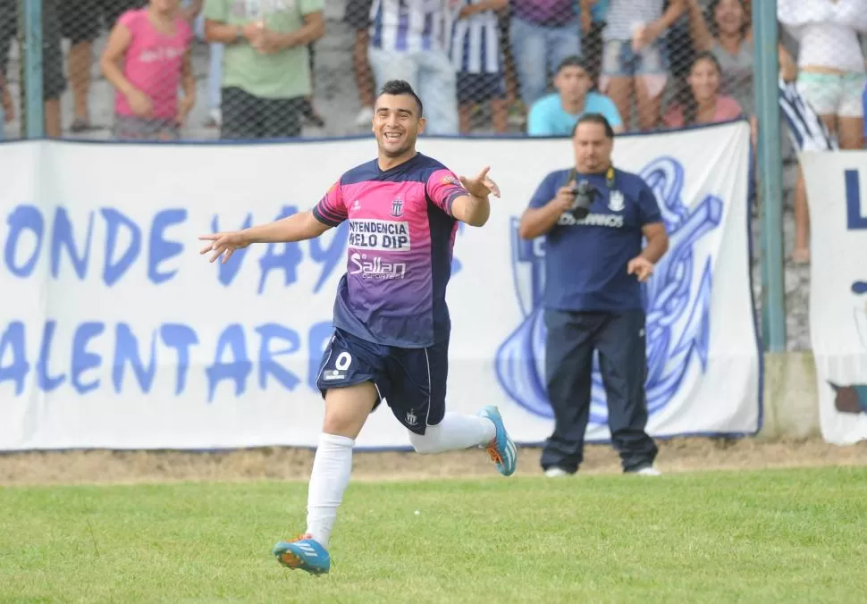 DESENFRENO. Carlos López inicia su alocada carrera hasta donde estaba su familia para celebrar el primero de sus goles. la gaceta / foto de héctor peralta